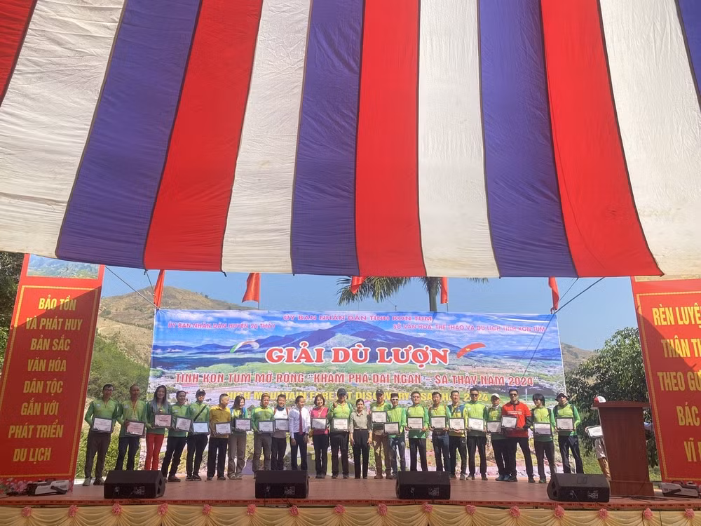 kon tum man nhan canh hon 100 phi cong bay du luon tren dinh chu tan kra hinh 1