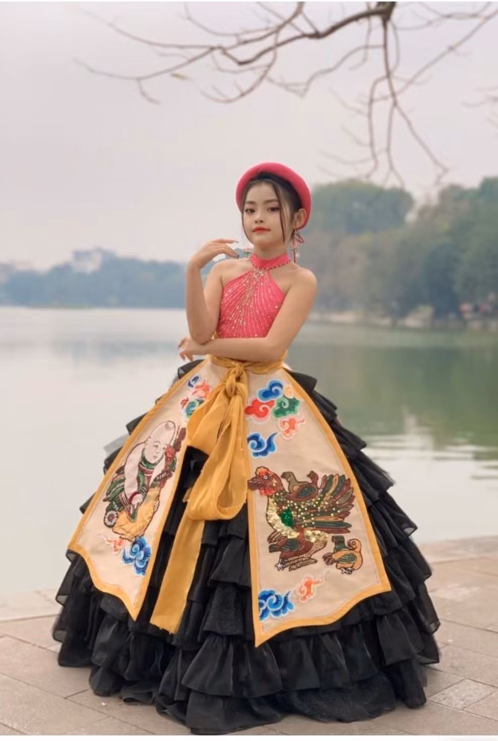 nguyen tran bao linh va nguyen phuong thao dien quoc phuc hoa sac di thi quoc te hinh 1