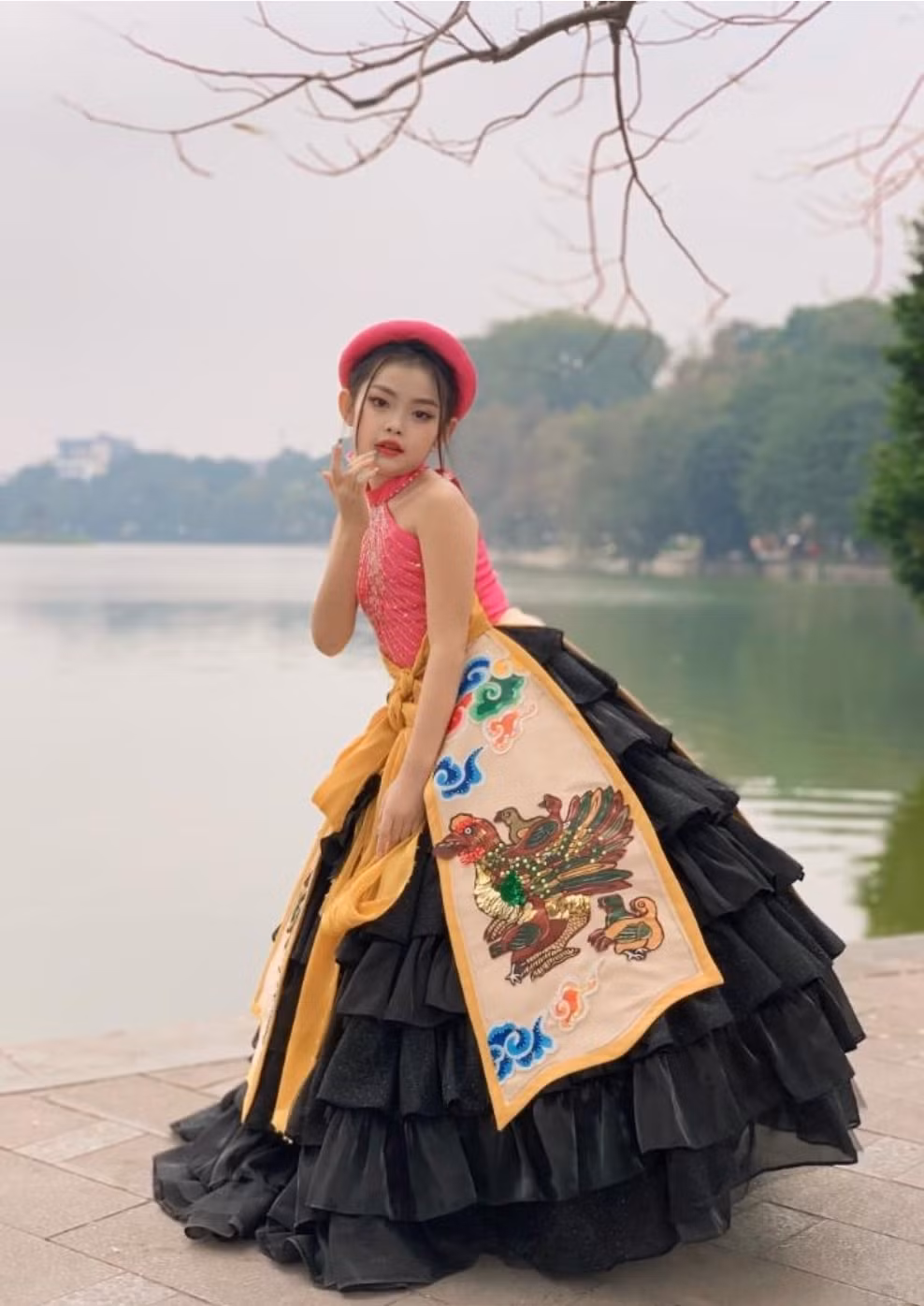nguyen tran bao linh va nguyen phuong thao dien quoc phuc hoa sac di thi quoc te hinh 2