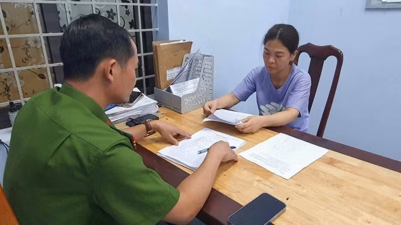 buc tuc vi di nhau ca ngay vo dung dao dam chong tu vong hinh 1