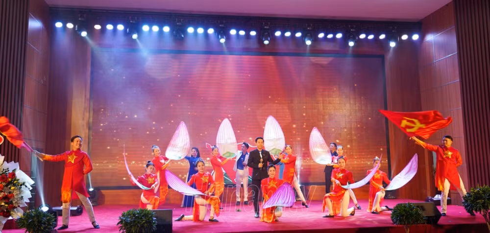 ha nam to chuc chuong trinh nghe thuat chao mung ky niem 93 nam ngay thanh lap doan tncs ho chi minh hinh 3