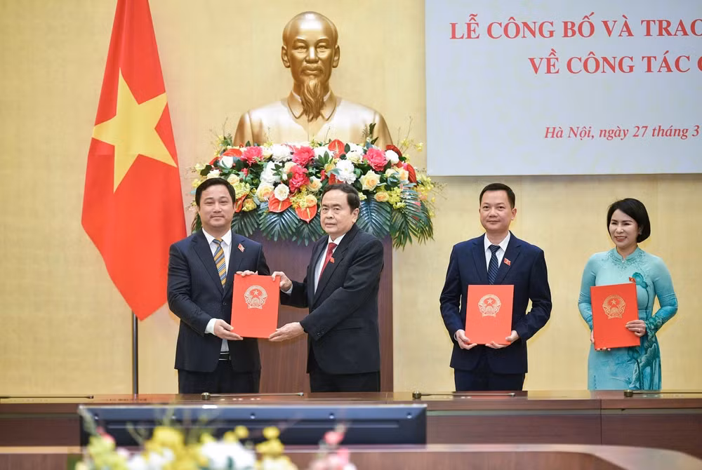 cong bo nghi quyet cua uy ban thuong vu quoc hoi ve cong tac can bo hinh 1
