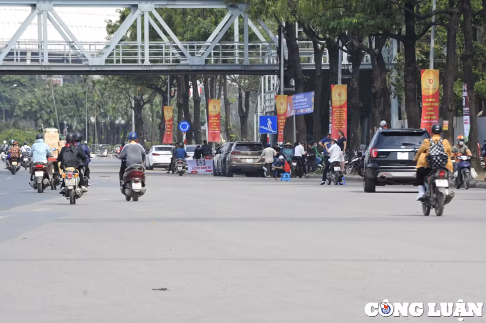 nguoi dan xep hang mua ve xem tran viet nam indonesia tai san my dinh hinh 1