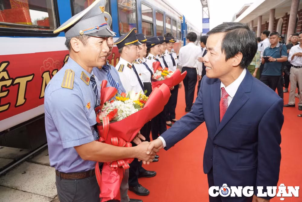 hinh anh an tuong tren chuyen tau ket noi di san mien trung hinh 3
