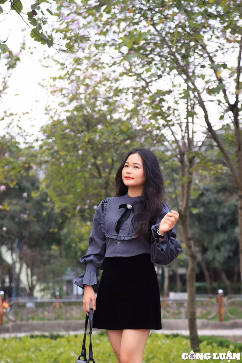 gioi tre ha noi thich thu check in hoa ban tuyet dep o cong vien cau giay hinh 7