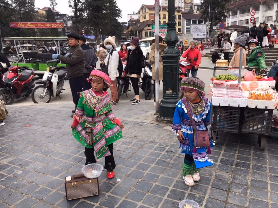 lao cai sa pa tai dien nan cheo keo du khach va dung tre em mua hat de xin tien hinh 1