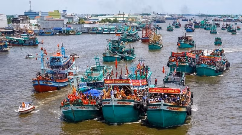 hon 150 tau thuyen tham gia le hoi nghinh ong song doc hinh 3