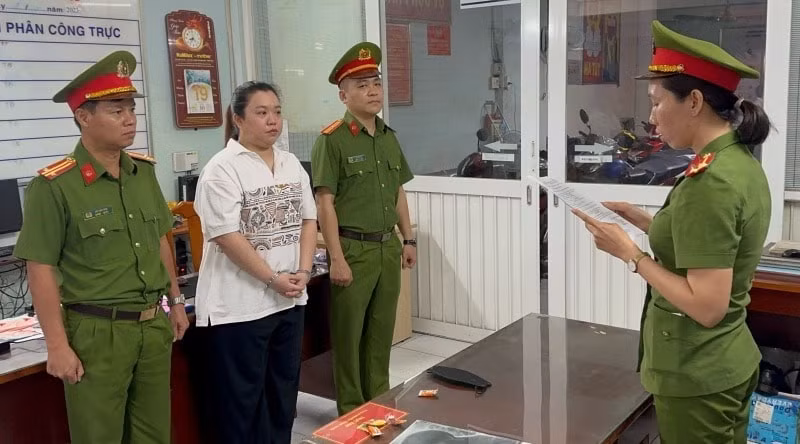 bat nu quai lua lam thu tuc du hoc chiem doat hon 45 ty dong va 153000 usd hinh 1