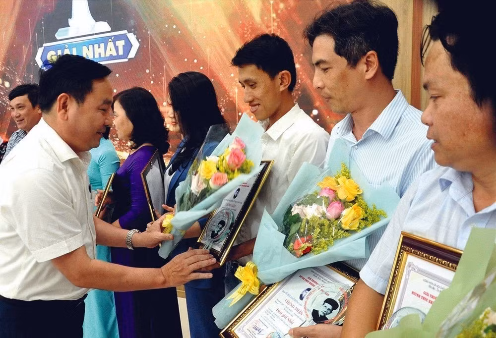 cong bo giai thuong bao chi huynh thuc khang lan thu xviii va 7 giai bao chi chuyen de hinh 1