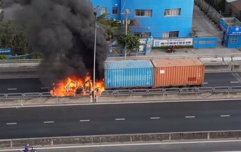 giao thong khu vuc cau phu my un u trong nhieu gio do chay xe container hinh 1
