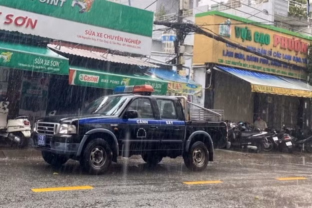 nguoi dan ong bi dien giat tu vongkhi len mai nha quet rac luc troi mua hinh 1