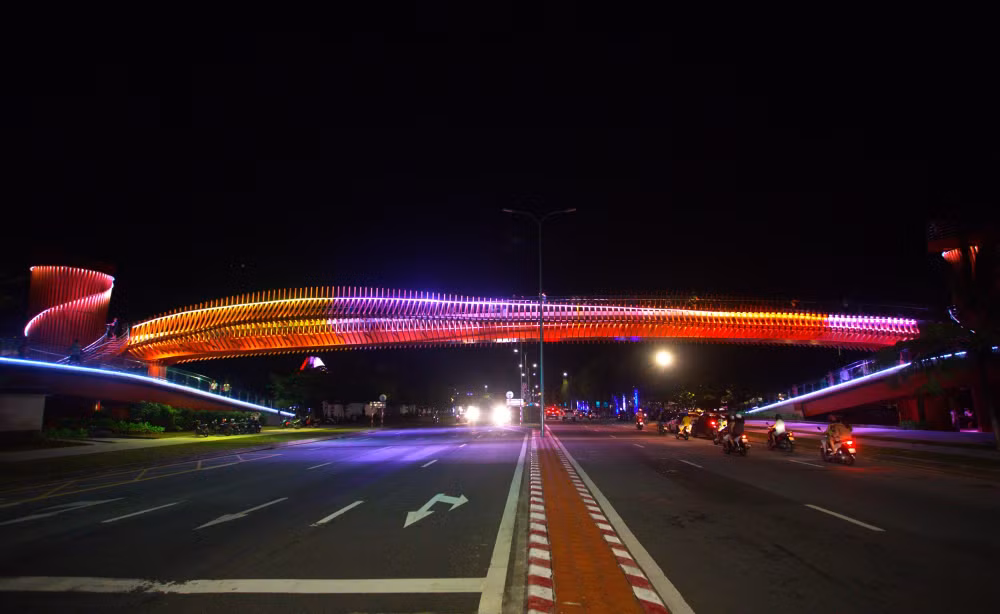 ve dep hap dan cua cay cau di bo dau tien o ven bien da nang hinh 3
