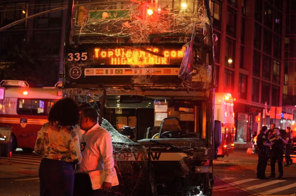 xe buyt hai tang dam nhau o new york it nhat 18 nguoi bi thuong hinh 1