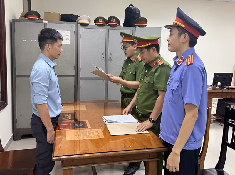 khoi to 2 pho giam doc trung tam dang kiem tai quang binh nhan hoi lo hinh 2