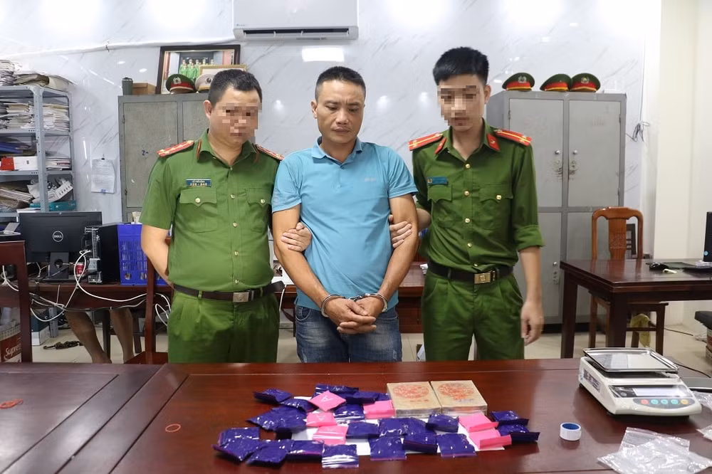 bat doi tuong mua ban 02 banh heroin 6000 vien ma tuy tong hop o nghe an hinh 1