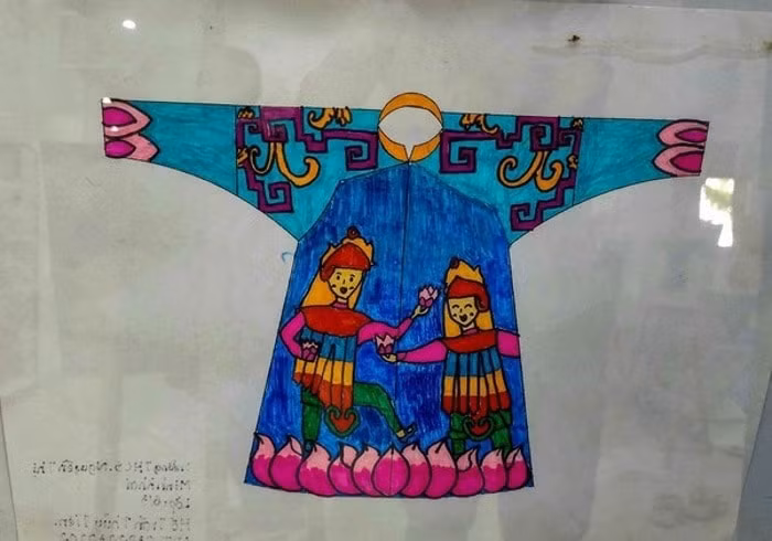 hoc sinh hue dua hinh anh di san len ta ao dai hinh 4