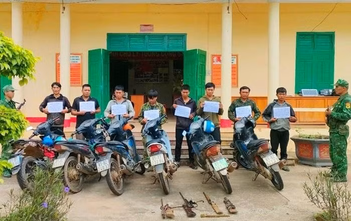 gia lai mang sung dan tu che vao khu vuc bien gioi 8 nguoi bi bat giu hinh 1