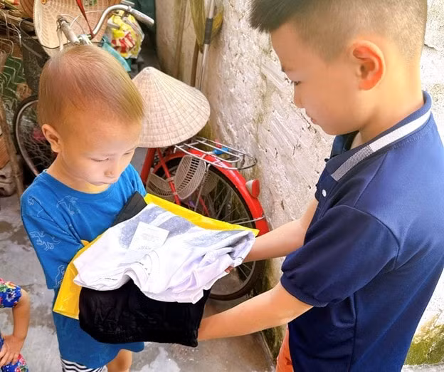 cau be lop 3 khoi nghiep online lay tien lai de giup do cac ban nho mo coi kho khan hinh 3