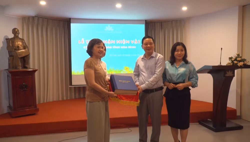 bao tang bao chi viet nam tiep nhan hien vat tu lieu quy tu hoi nha bao tinh hoa binh hinh 1
