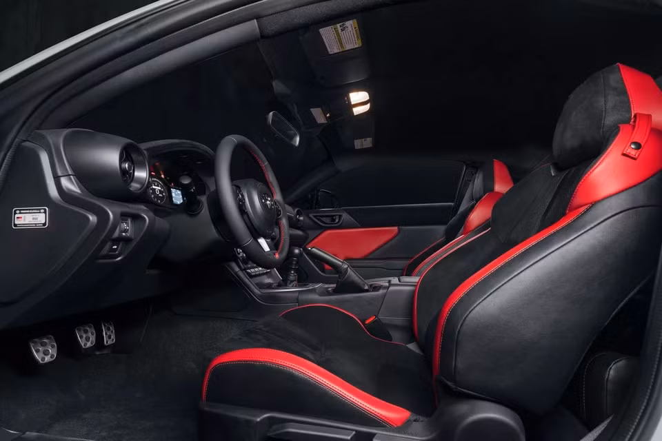 toyota gr86 trueno edition lay cam hung tu mau xe noi tieng trong truyen tranh nhat hinh 3
