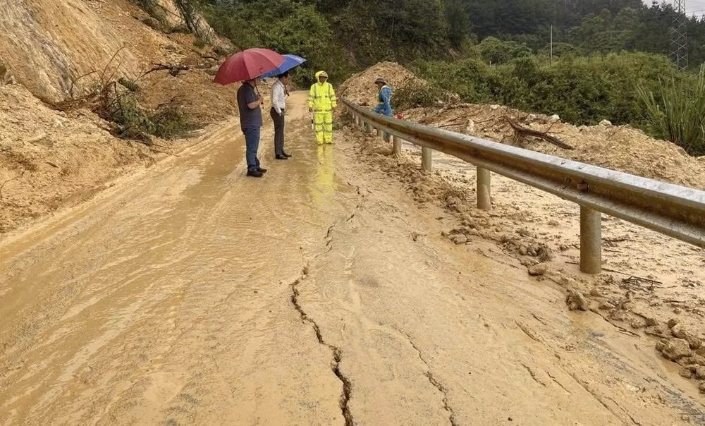 ảnh điểm sạt lở Km76+500, Quốc lộ 4D Lai châu - sa pa