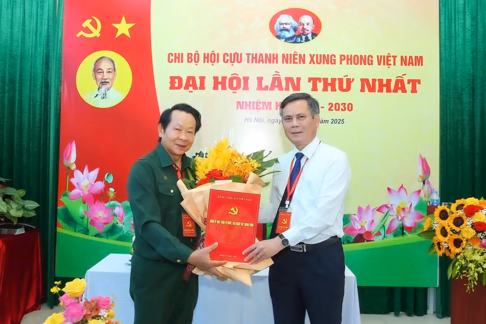 Đồng chí Trần Thắng (phải) trao quyết định chỉ định đồng chí Thân Đức Nam làm Bí thư Chi bộ Hội Cựu thanh niên xung phong Việt Nam nhiệm kỳ 2025-2030.