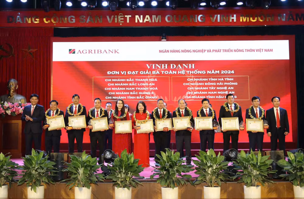 Agribank Nam Thanh Hóa được vinh danh đơn vị đạt giải 3 toàn hệ thống năm 2024