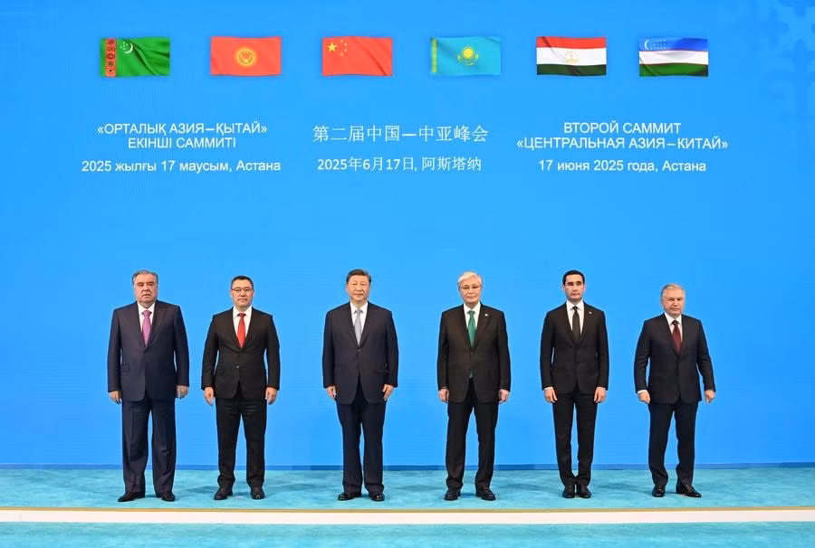 Chủ tịch Trung Quốc Tập Cận Bình, Tổng thống Kazakhstan Kassym-Jomart Tokayev, Tổng thống Kyrgyzstan Sadyr Japarov, Tổng thống Tajik Emomali Rahmon, Tổng thống Turkmenia Serdar Berdimuhamedov và Tổng thống Uzbekistan Shavkat Mirziyoyev chụp ảnh chung ở Astana, Kazakhstan, ngày 17 tháng 6 năm 2025. Ảnh: Xinhua