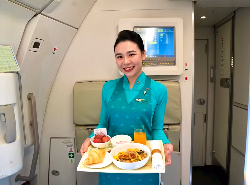 Tiếp viên Vietnam Airlines phục vụ suất ăn đặc biệt với vải trừng Hưng Yên – nông sản đạt chuẩn VietGAP, OCOP 4 sao – trong chiến dịch quảng bá ẩm thực vùng miền trên không (1)