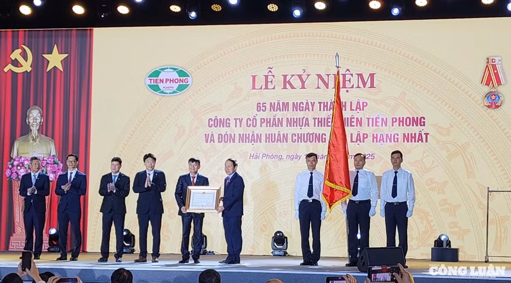 Nhựa Tiền Phong vinh dự được Nhà nước trao tặng Huân chương Độc lập hạng Nhất - phần thưởng cao quý dành cho những tập thể có đóng góp xuất sắc trong sự nghiệp xây dựng và phát triển đất nước
