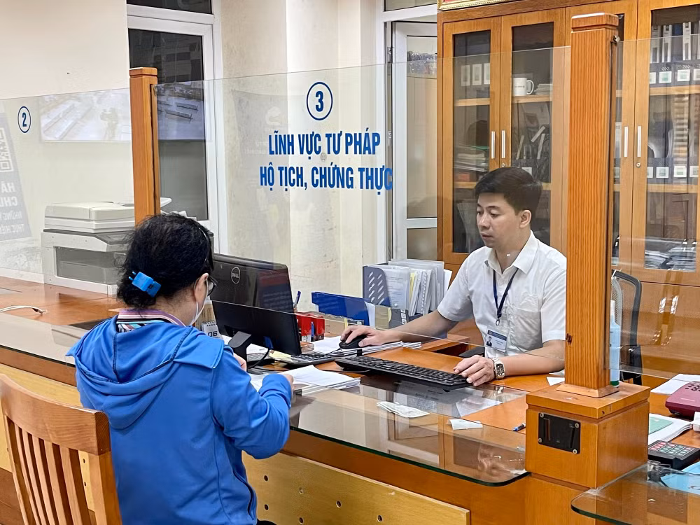 Viên chức và người lao động không đủ điều kiện được hưởng chính sách nghỉ hưu trước tuổi sẽ được hưởng chế độ nghỉ thôi việc. (Ảnh minh họa)