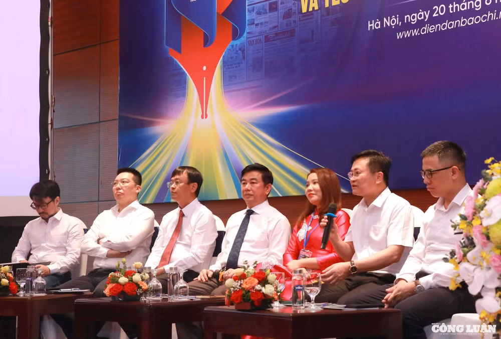 Ông Phạm Văn Tuấn, Giám đốc Trung tâm Báo chí Truyền thông Hải Phòng chia sẻ những vấn đề thực tiễn tại cơ quan của mình.