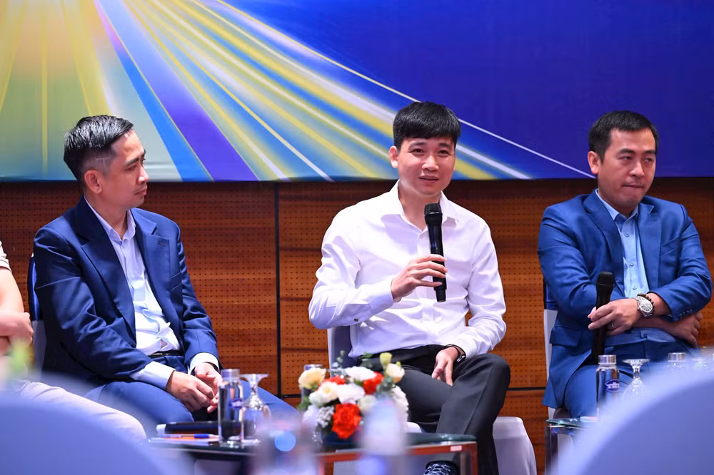 Ông Bùi Công Duyến phát biểu trong phiên thảo luận.