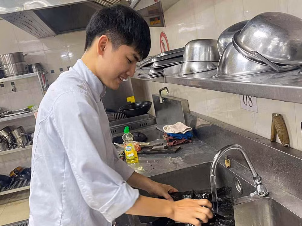 Cường chọn công việc phụ bếp để kiếm thêm thu nhập và tích lũy kinh nghiệm ( Ảnh: NVCC).
