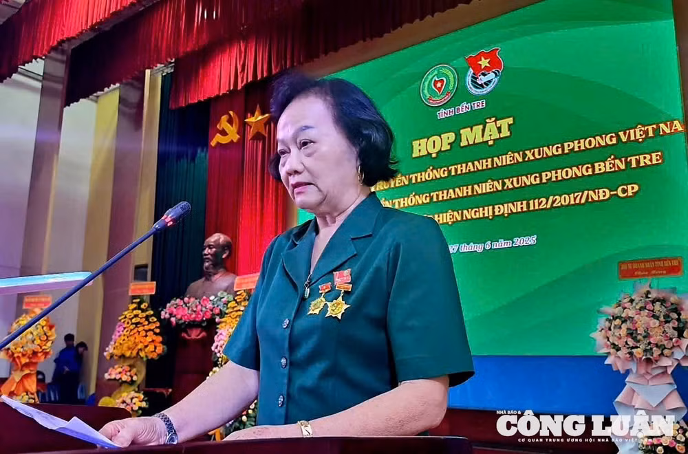 Bà Nguyễn Đăng Châu – Chủ tịch Hội Cựu TNXP tỉnh Bến Tre phát biểu chia sẽ tại Lễ kỷ niệm. (Ảnh: CT).