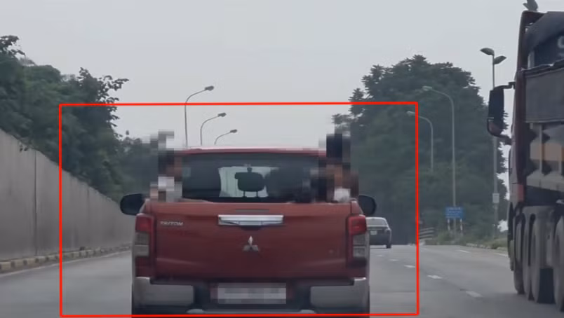 6 trẻ em được cho ngồi trên thùng xe bán tải đang chạy trên cao tốc Đại lộ Thăng Long (Ảnh: Công an cung cấp).