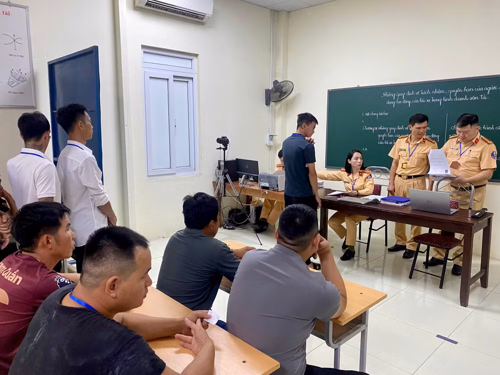 Sau hơn 3 tháng, lực lượng CSGT cả nước đã tổ chức 2.001 kỳ sát hạch với hơn 713.000 hồ sơ, trong đó gần 70% thí sinh đạt yêu cầu (ảnh TT).