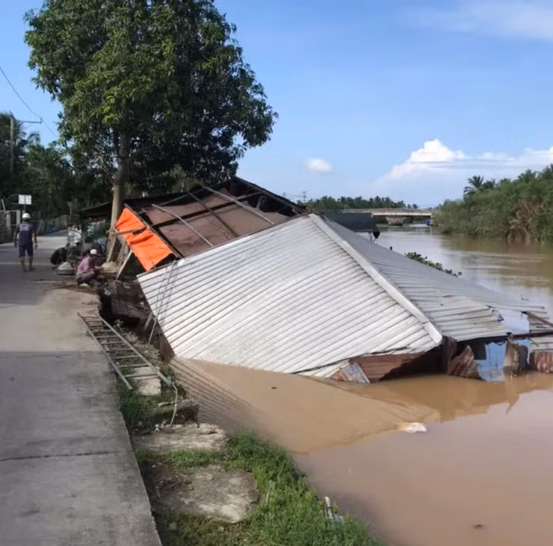 Lúc sạt lở xảy ra, trong 2 ngôi nhà có 3 người đang ngủ đã bị rơi xuống sông.