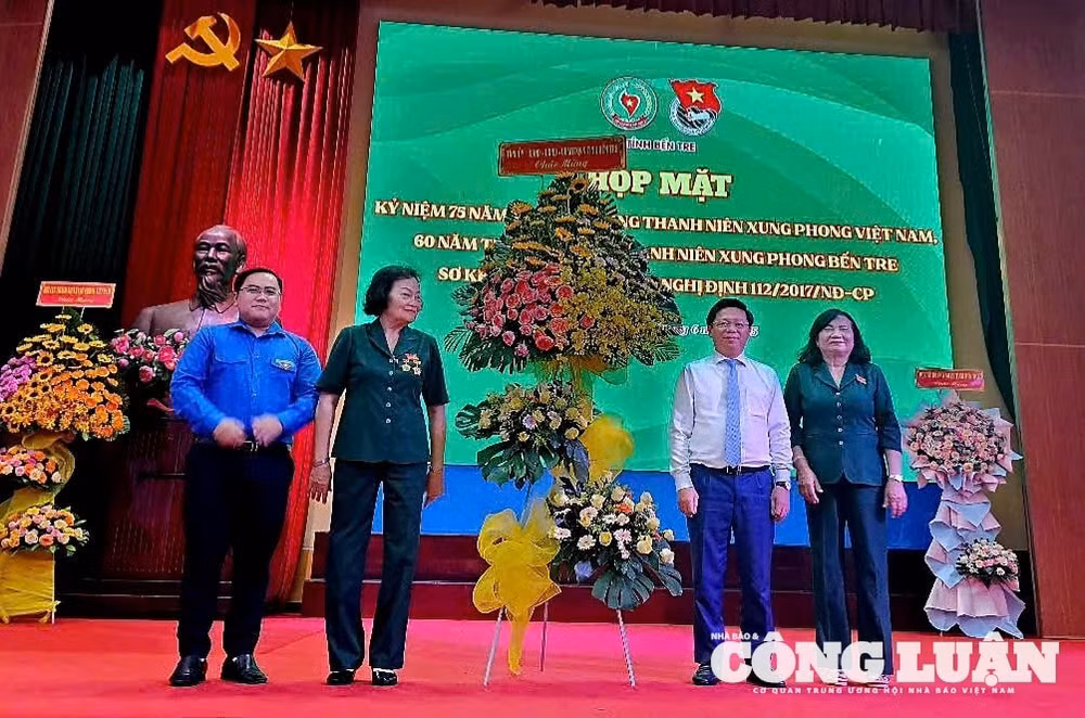 Ông Trần Thanh Lâm - Phó Bí thư thường trực Tỉnh uỷ Bến Tre (áo trắng) đến tham dự và tặng hoa chúc mừng Hội Cựu TNXP tỉnh Bến Tre (Ảnh: CT).