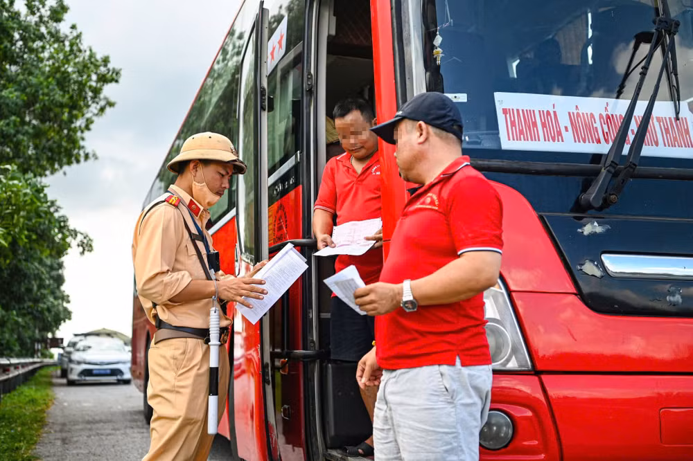 CSGT kiểm tra xe khách trên cao tốc (ảnh Cục CSGT).