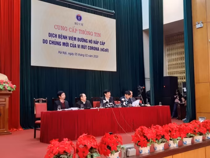 Thứ trưởng Bộ Y tế Nguyễn Thanh Long (Thứ 3 từ trái sang) trả lời tại cuộc họp cung cấp thông tin. Ảnh H.L.