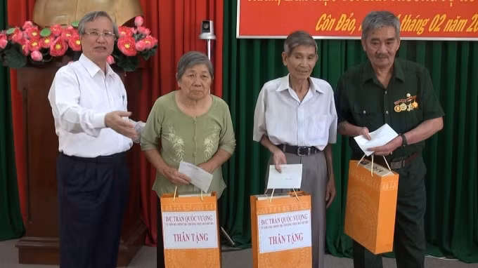 Thường trực Ban Bí thư thăm hỏi, tặng quà các cựu tù chính trị hiện đang sinh sống tại huyện Côn Đảo.