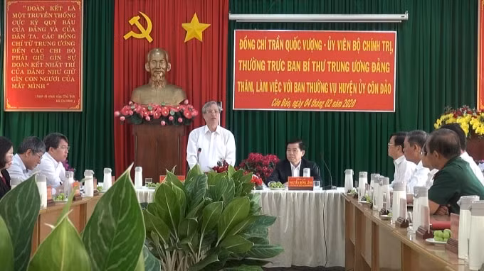 Đồng chí Trần Quốc Vượng làm việc với Ban Thường vụ Huyện ủy Côn Đảo về tình hình phát triển kinh tế, xã hội.