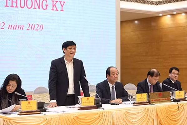 Phó Trưởng Ban Tuyên giáo Trung ương, Thứ trưởng Bộ Y tế Nguyễn Thanh Long trả lời các cơ quan báo chí tại họp báo
