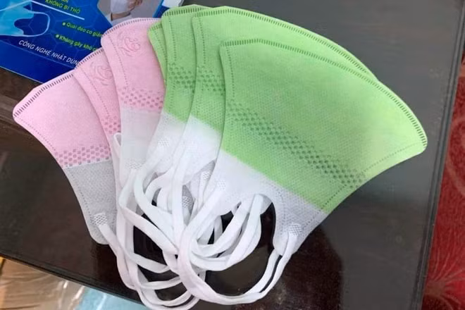 Hình ảnh khẩu trang không có nhãn mác, không rõ nguồn gốc, xuất xứ, nghi bị làm giả, vừa được lực lượng Cảnh sát kinh tế phát hiện, thu giữ. (ảnh CTV)