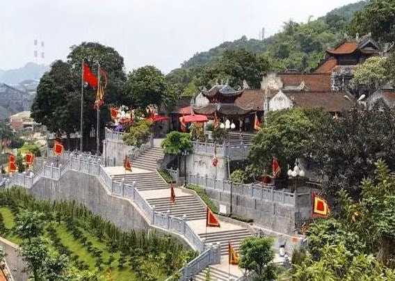 Đền Cửa Ông được bố trí trên các ngọn đồi không cao lắm, phía trước hướng ra vịnh Bái Tử Long, sơn thủy hữu tình. Ảnh: Lê Phương.