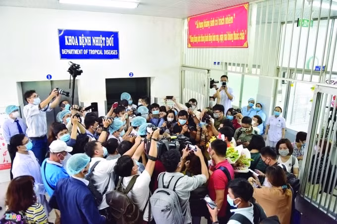 Li Zichao nhận giấy xuất viện từ lãnh đạo Bệnh viện Chợ Rẫy.