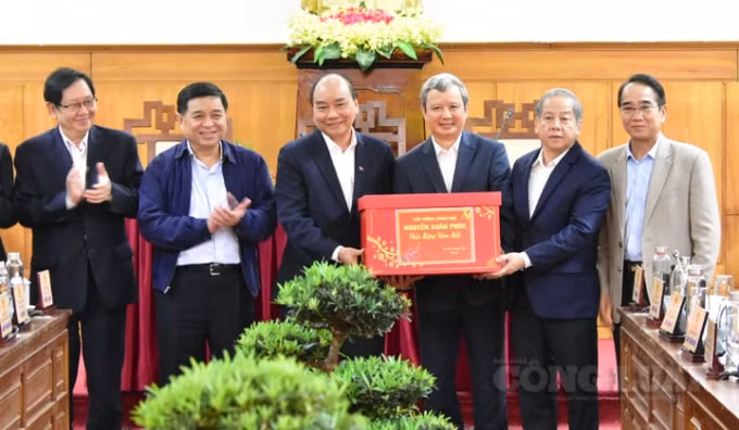 Thủ tướng tặng quà chúc mừng năm mới.
