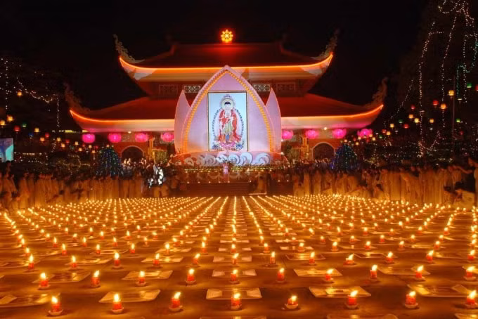Không gian trang nghiêm nơi cửa Phật. Ảnh: Cần Thơ tourist