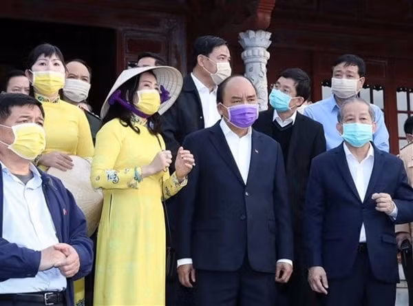 Thủ tướng Nguyễn Xuân Phúc kiểm tra công tác phòng chống dịch tại Quần thể Di tích Cố đô Huế. Ảnh: TTXVN